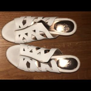 Sofft size 8 white leather sandals